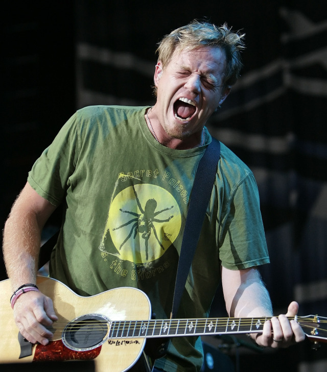 ORG XMIT: NYET424 **  FILE  ** In this Aug. 16, 2006 file photo, Pat Green performs in Nashville, Tenn.  (AP Photo/Mark Humphrey,file)